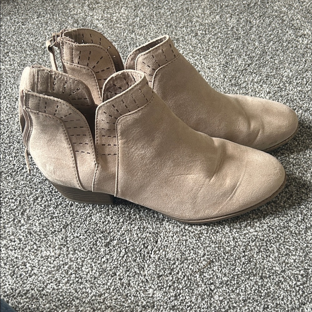 Arizona Jean Company Beige Ankle Booties